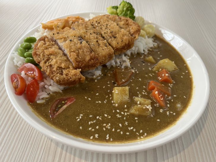台中咖哩專賣【日日‧伴飯】-位於中國醫藥大學商圈，質感外帶便當首選。也可內用，內部裝潢美式鄉村風，配上優雅音樂，放鬆舒適的用餐環境。