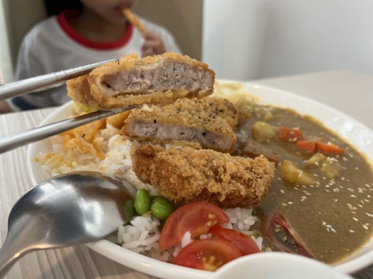台中咖哩專賣【日日‧伴飯】-位於中國醫藥大學商圈，質感外帶便當首選。也可內用，內部裝潢美式鄉村風，配上優雅音樂，放鬆舒適的用餐環境。