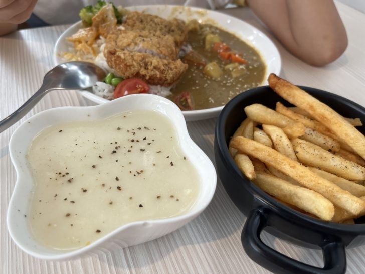 台中咖哩專賣【日日‧伴飯】-位於中國醫藥大學商圈，質感外帶便當首選。也可內用，內部裝潢美式鄉村風，配上優雅音樂，放鬆舒適的用餐環境。