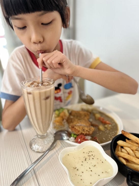台中咖哩專賣【日日‧伴飯】-位於中國醫藥大學商圈，質感外帶便當首選。也可內用，內部裝潢美式鄉村風，配上優雅音樂，放鬆舒適的用餐環境。