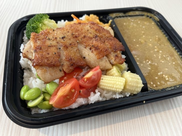 台中咖哩專賣【日日‧伴飯】-位於中國醫藥大學商圈，質感外帶便當首選。也可內用，內部裝潢美式鄉村風，配上優雅音樂，放鬆舒適的用餐環境。