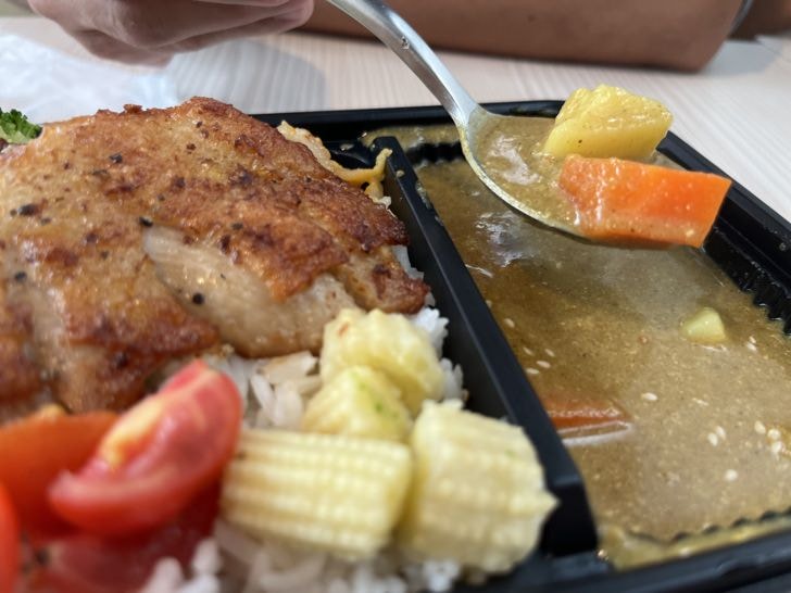 台中咖哩專賣【日日‧伴飯】-位於中國醫藥大學商圈，質感外帶便當首選。也可內用，內部裝潢美式鄉村風，配上優雅音樂，放鬆舒適的用餐環境。