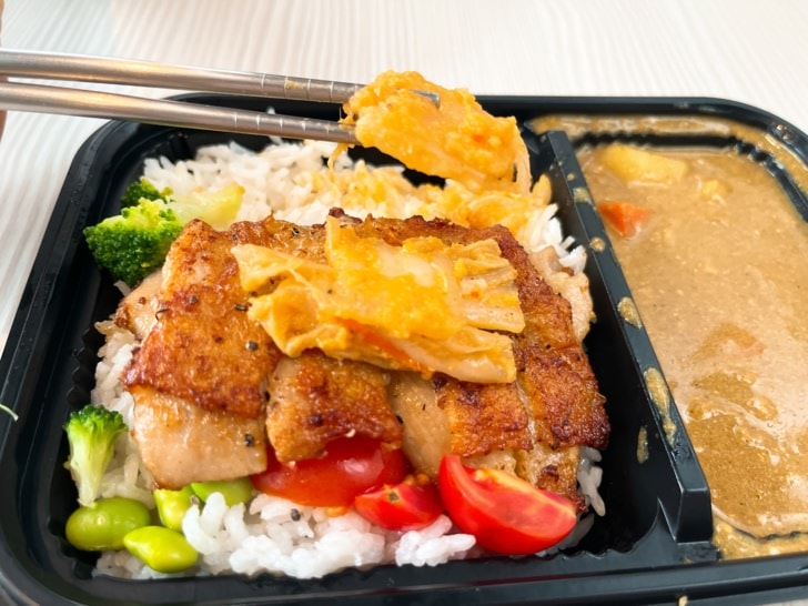 台中咖哩專賣【日日‧伴飯】-位於中國醫藥大學商圈，質感外帶便當首選。也可內用，內部裝潢美式鄉村風，配上優雅音樂，放鬆舒適的用餐環境。