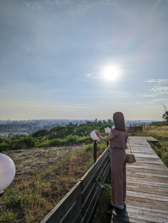 台中北屯【九瀧唐景觀宴會餐廳】-坐擁夕陽美景與百萬夜景的景觀餐廳。高檔粵菜，場地寬敞，適合婚宴、尾牙、家庭聚餐，每週五六日還有樂團現場演奏!