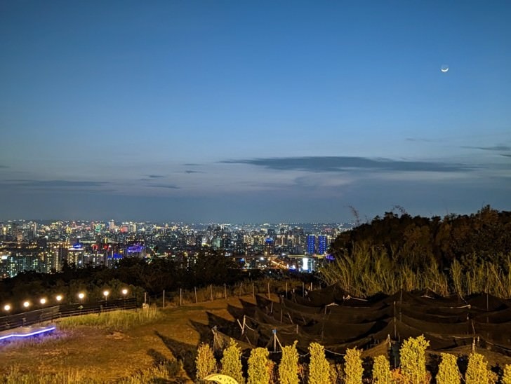 台中北屯【九瀧唐景觀宴會餐廳】-坐擁夕陽美景與百萬夜景的景觀餐廳。高檔粵菜，場地寬敞，適合婚宴、尾牙、家庭聚餐，每週五六日還有樂團現場演奏!