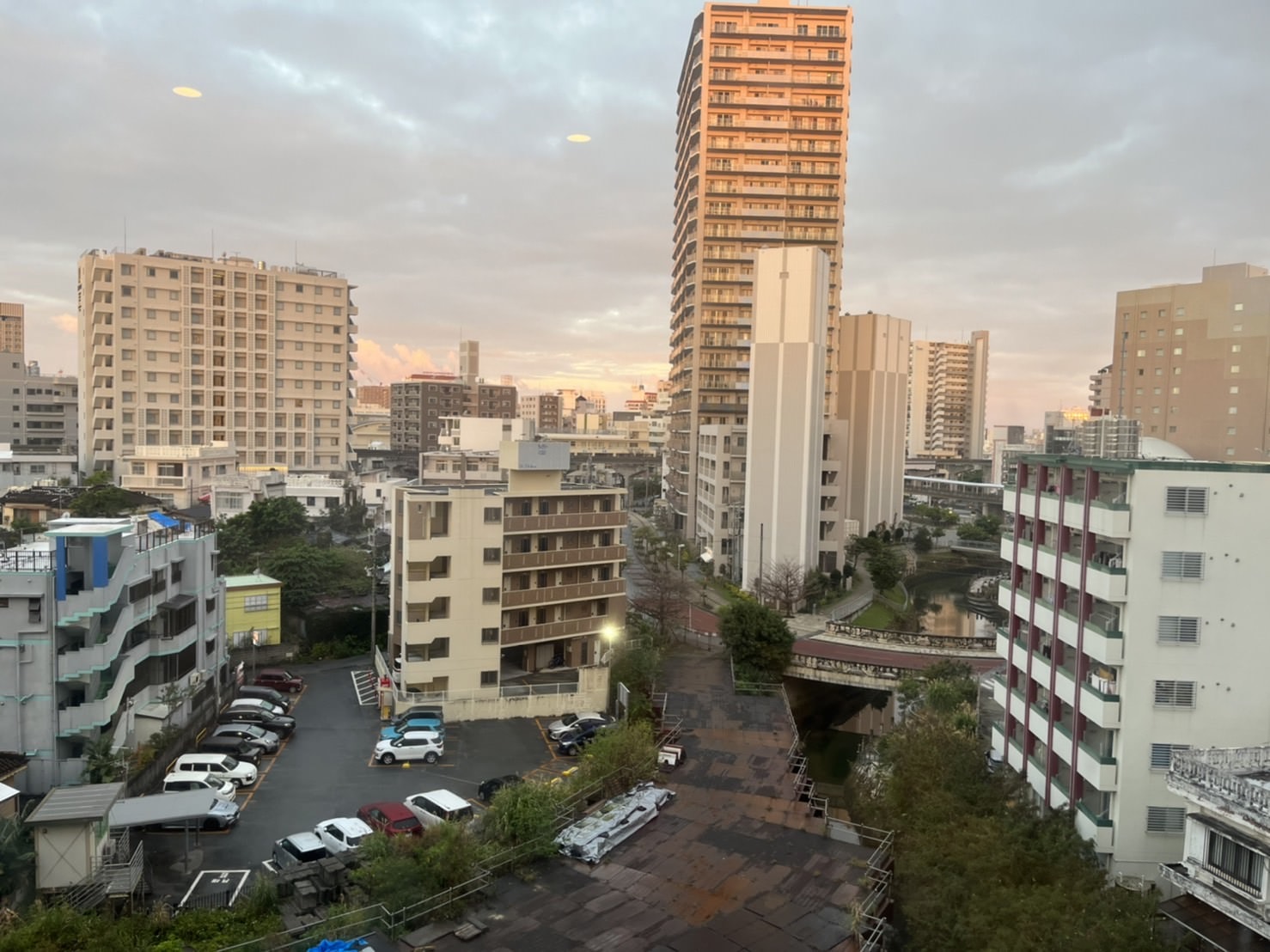 沖繩那霸平價飯店【阿扎特酒店 Hotel Azat Naha】-離單軌電車安里站超近,步行1分鐘即可抵達。設有停車場、洗衣機,對面就有24小時超市,入住時遇到好多台灣人! - 第1張圖