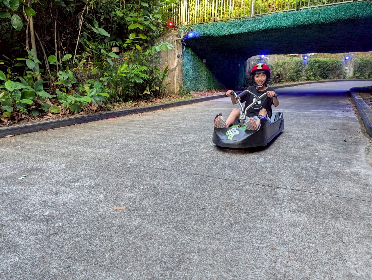 新加坡聖淘沙景點【Skyline luge 斜坡滑車&空中吊椅】-新加坡旅遊必去親子景點,共有4種刺激滑道可選。登上空中吊椅,俯視聖淘沙島美麗海岸線景色。 - 第13張圖