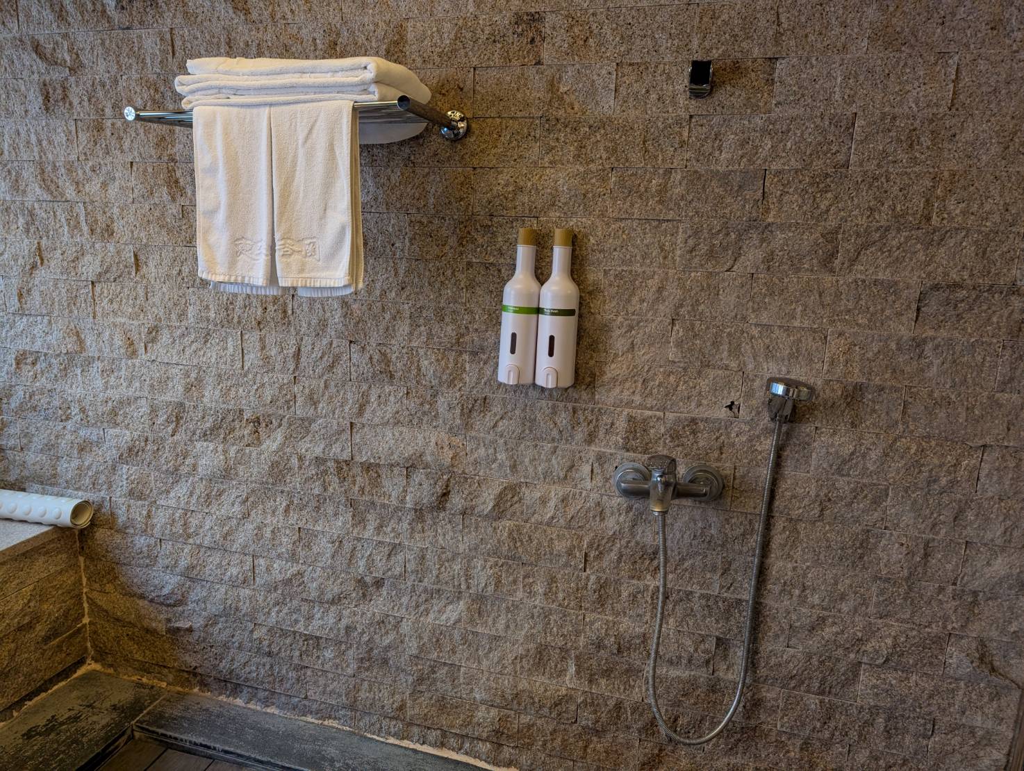 台中谷關湯屋推薦【惠來谷關溫泉會館】-中台灣最古老的溫泉,台灣十大名湯之一。峇里島風格飯店,雙人聆泉湯屋,谷關泡湯體驗。 - 第15張圖 台中谷關湯屋推薦【惠來谷關溫泉會館】-中台灣最古老的溫泉,台灣十大名湯之一。峇里島風格飯店,雙人聆泉湯屋,谷關泡湯體驗。