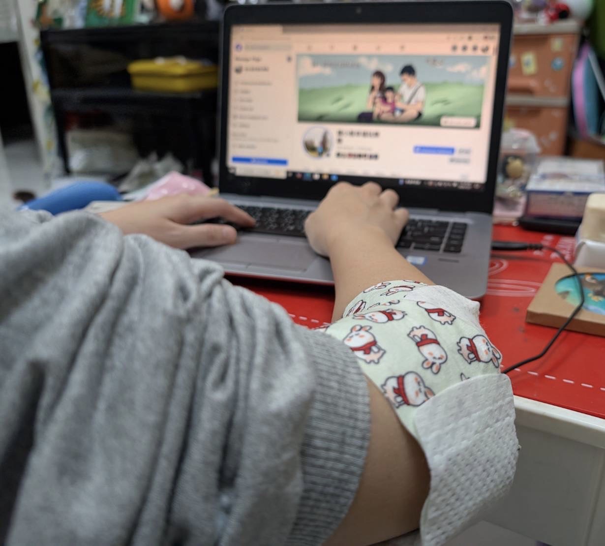 居家必備的暖心小物【澤谷小米兔暖頸貼 & 蒸氣膝肘暖暖貼】培寶嚴選暖敷小物。還有酒精濕紙巾也超好用,讓培寶陪伴全家大小好好生活。 - 第10張圖 居家必備的暖心小物【澤谷小米兔暖頸貼 & 蒸氣膝肘暖暖貼】培寶嚴選暖敷小物。還有酒精濕紙巾也超好用,讓培寶陪伴全家大小好好生活。