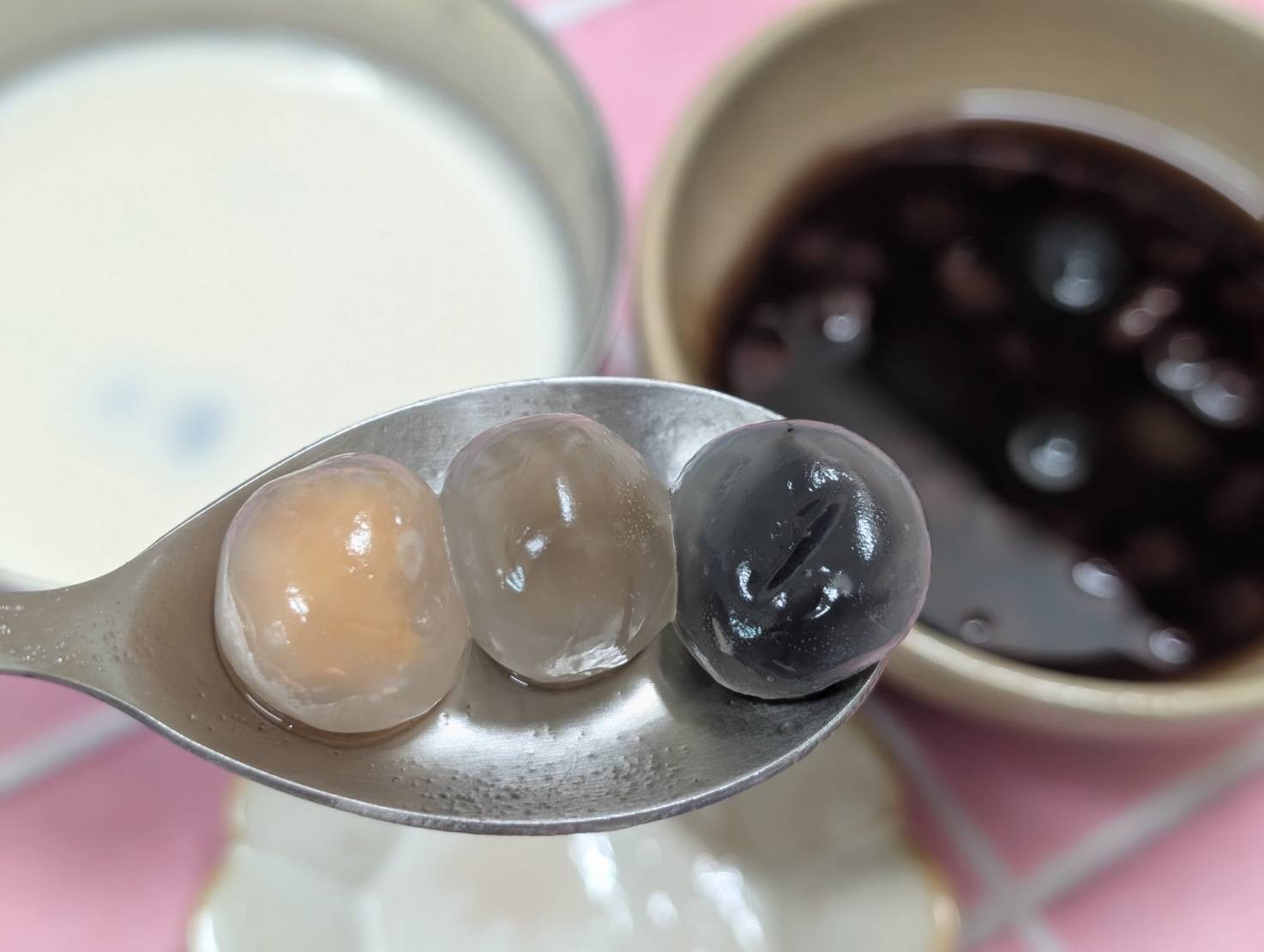 桂冠新產品【桂冠晶彩小圓子】今年冬天一定要吃的療癒甜點開箱。經典不敗的花生&芝麻口味， 還有桂冠 X 春水堂 聯名的紅茶拿鐵小圓子。