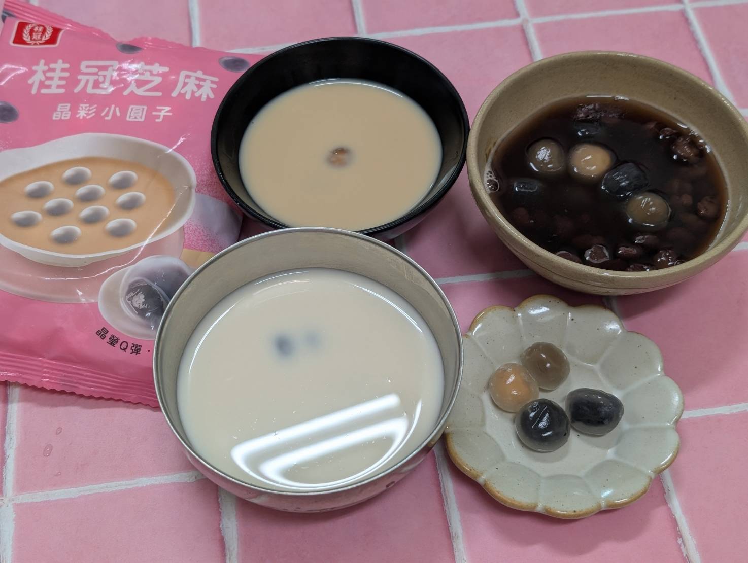 桂冠新產品【桂冠晶彩小圓子】今年冬天一定要吃的療癒甜點開箱。經典不敗的花生&芝麻口味， 還有桂冠 X 春水堂 聯名的紅茶拿鐵小圓子。