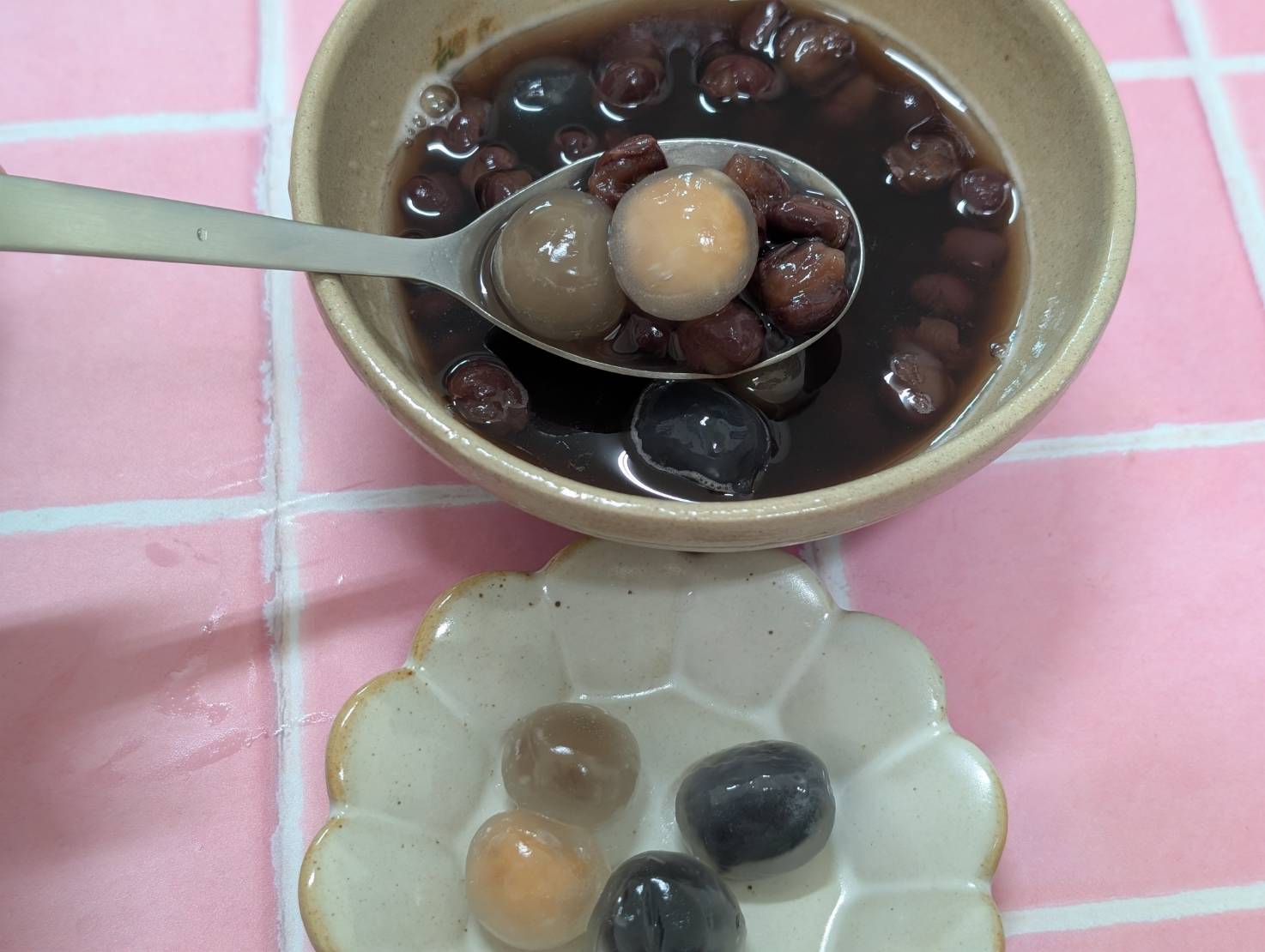 桂冠新產品【桂冠晶彩小圓子】今年冬天一定要吃的療癒甜點開箱。經典不敗的花生&芝麻口味， 還有桂冠 X 春水堂 聯名的紅茶拿鐵小圓子。