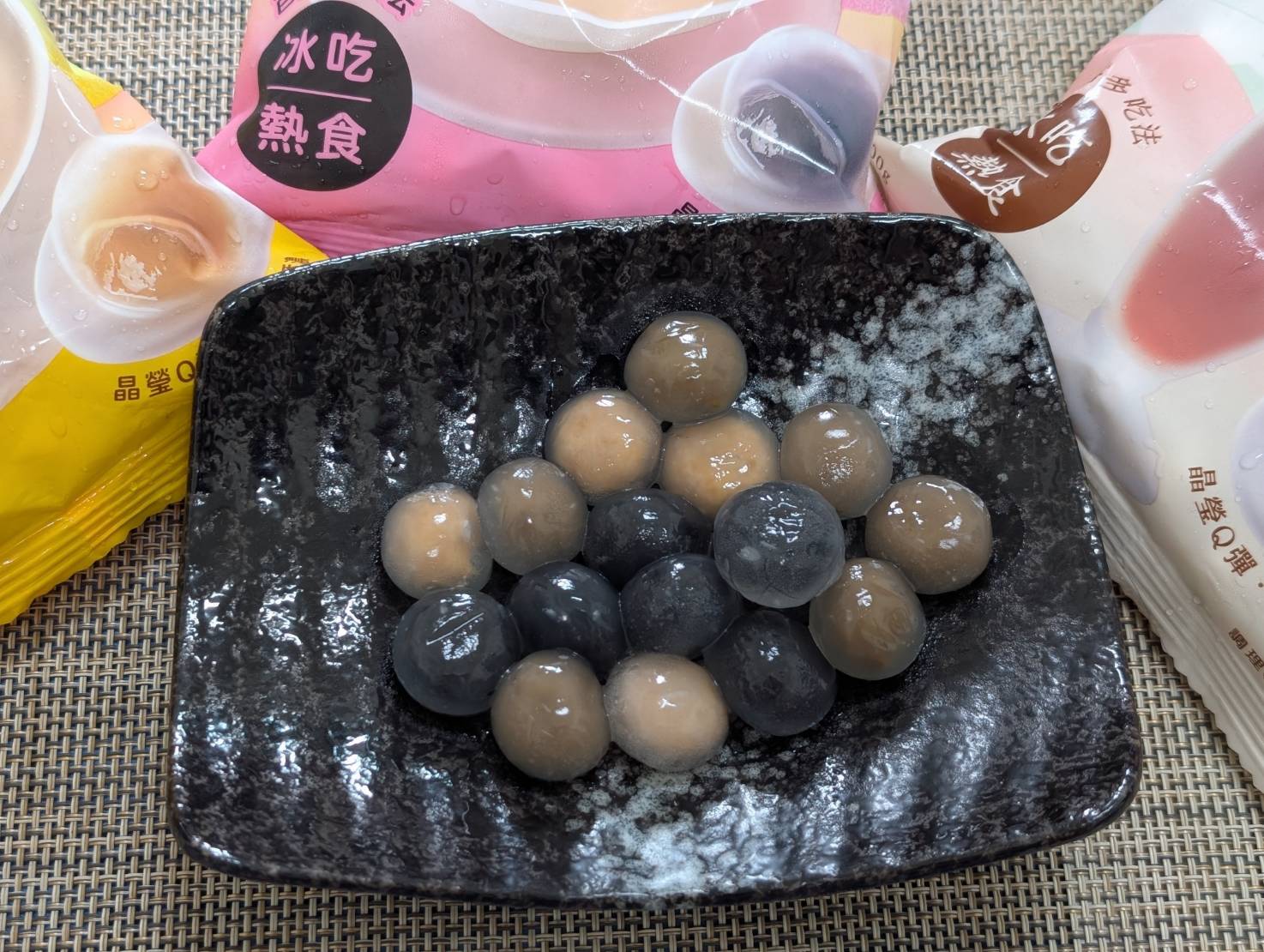 桂冠新產品【桂冠晶彩小圓子】今年冬天一定要吃的療癒甜點開箱。經典不敗的花生&芝麻口味， 還有桂冠 X 春水堂 聯名的紅茶拿鐵小圓子。