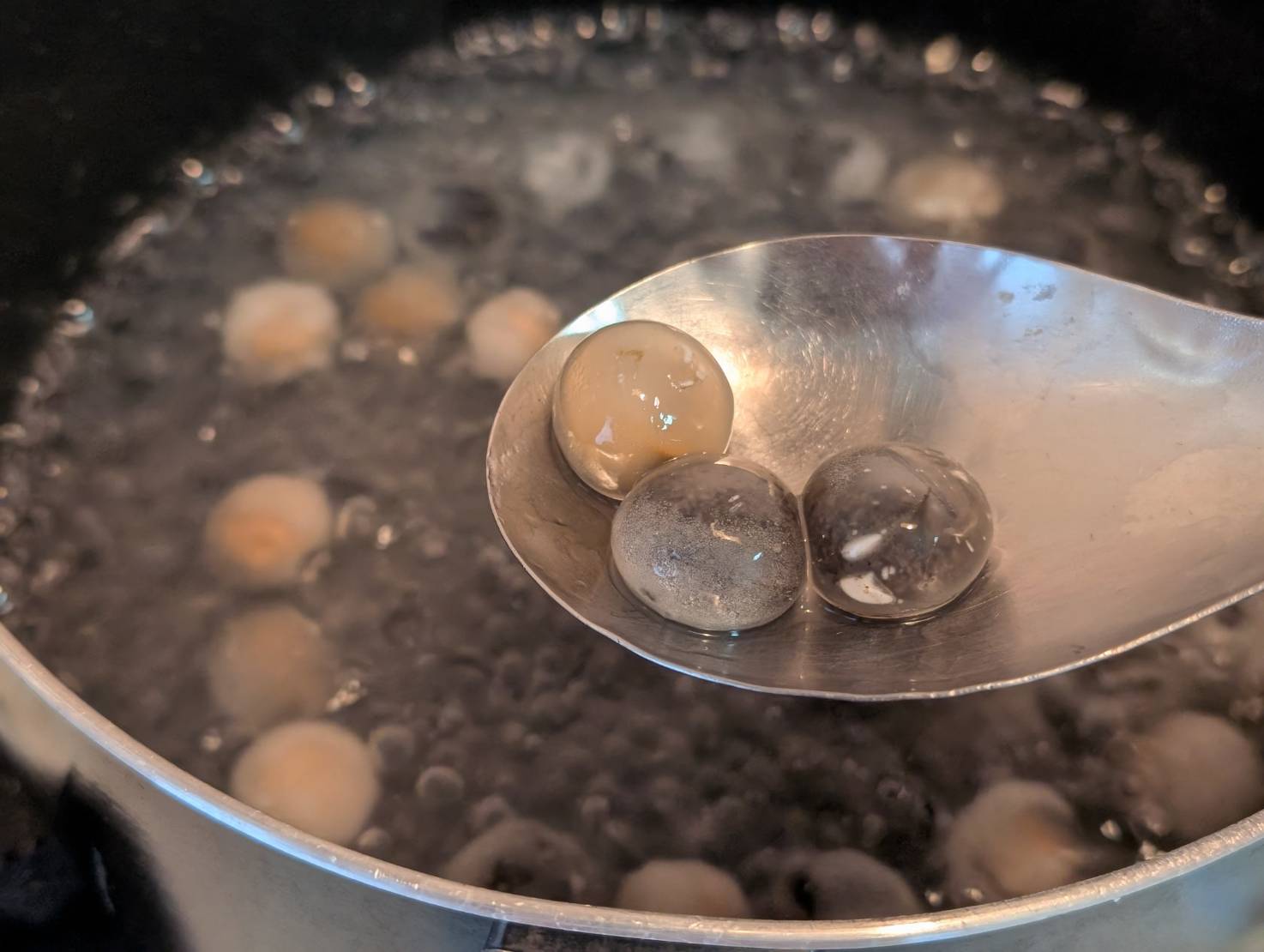 桂冠新產品【桂冠晶彩小圓子】今年冬天一定要吃的療癒甜點開箱。經典不敗的花生&芝麻口味， 還有桂冠 X 春水堂 聯名的紅茶拿鐵小圓子。