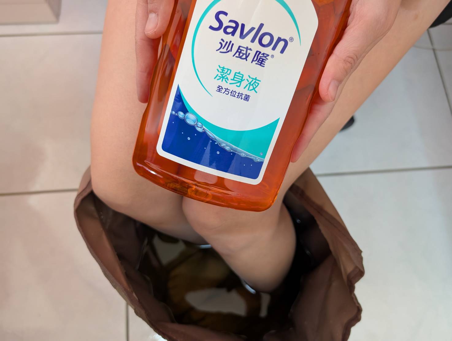 家庭必備抗菌好物【Savlon 沙威隆潔身液】-來自英國的抗菌專家， 溫和清潔肌膚，清潔及保護同時啟動，全家都能安心使用的潔身好幫手。