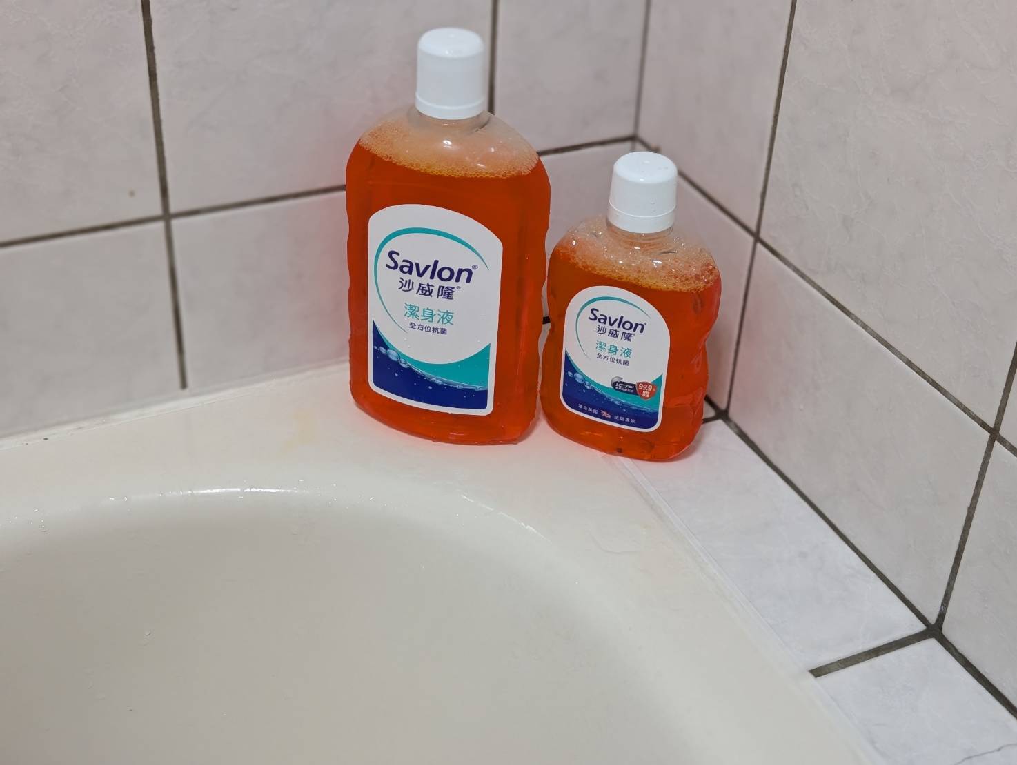 家庭必備抗菌好物【Savlon 沙威隆潔身液】-來自英國的抗菌專家， 溫和清潔肌膚，清潔及保護同時啟動，全家都能安心使用的潔身好幫手。