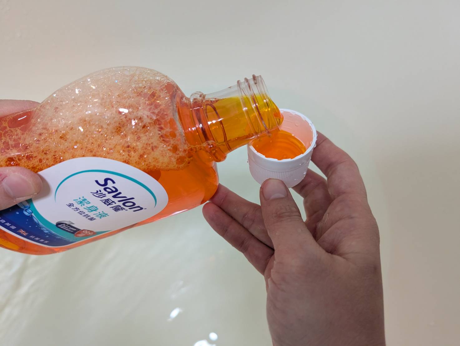 家庭必備抗菌好物【Savlon 沙威隆潔身液】-來自英國的抗菌專家， 溫和清潔肌膚，清潔及保護同時啟動，全家都能安心使用的潔身好幫手。