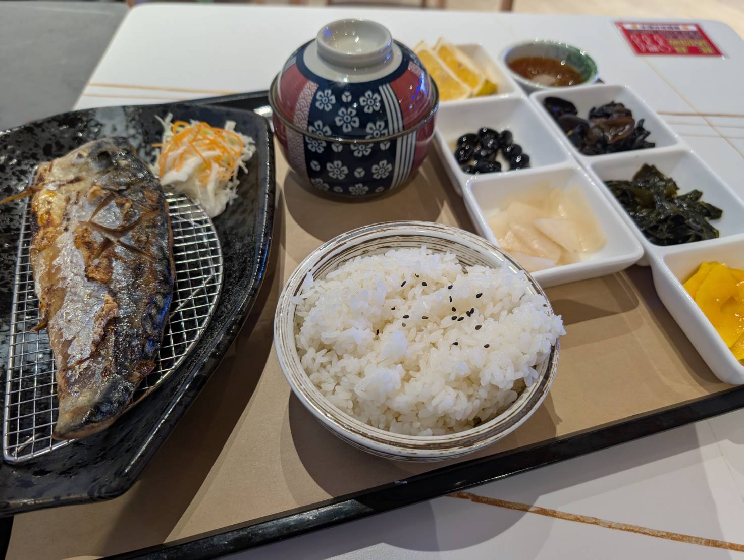 中部首座水族館【台中海洋館】-梧棲觀光漁港旁的親子景點，五層樓高，設有全台首座涉水體驗區。多元視角，沉浸式的參觀體驗。