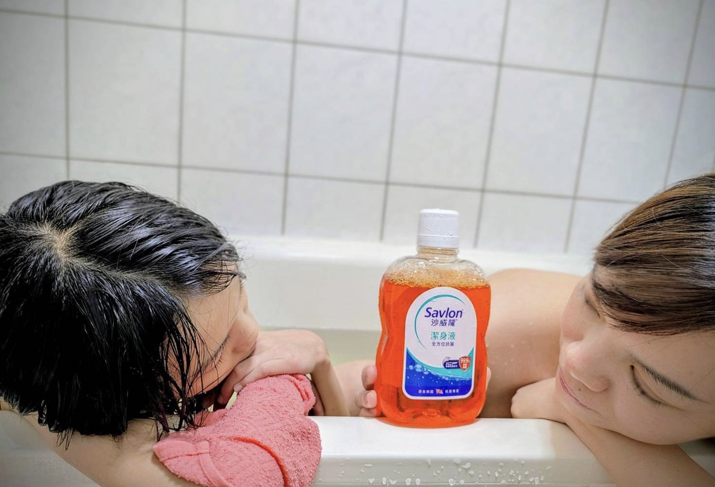家庭必備抗菌好物【Savlon 沙威隆潔身液】-來自英國的抗菌專家， 溫和清潔肌膚，清潔及保護同時啟動，全家都能安心使用的潔身好幫手。