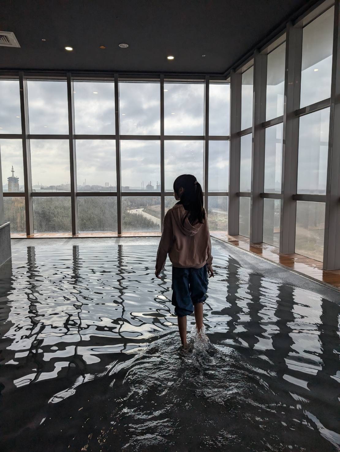 中部首座水族館【台中海洋館】-梧棲觀光漁港旁的親子景點，五層樓高，設有全台首座涉水體驗區。多元視角，沉浸式的參觀體驗。