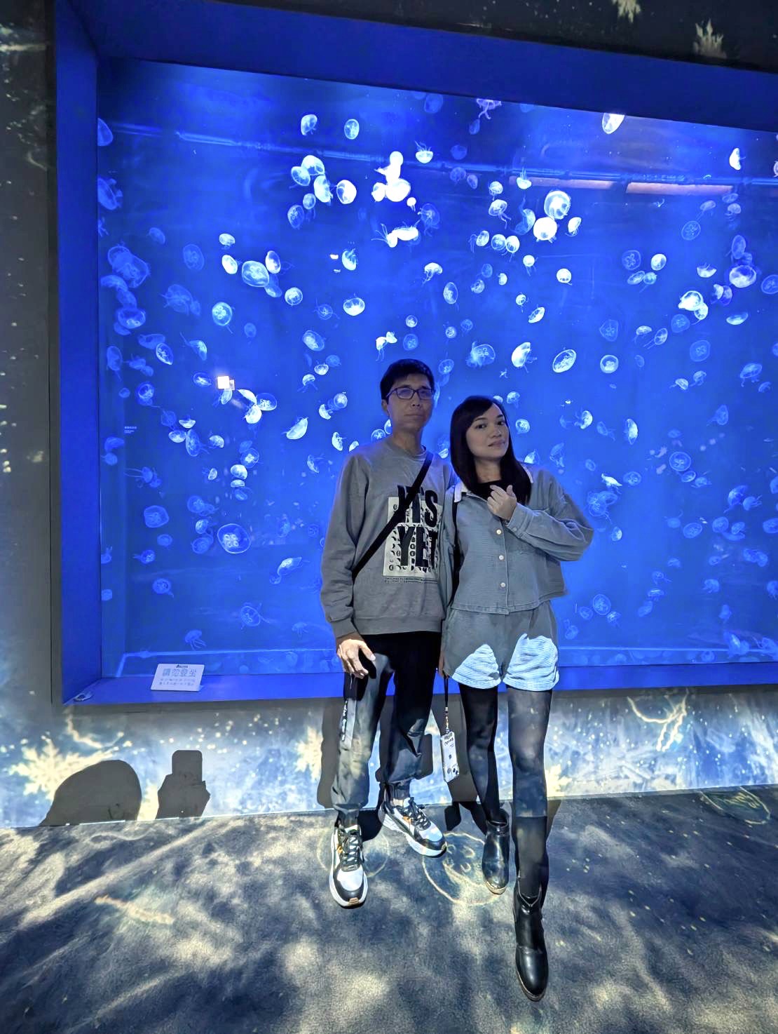 中部首座水族館【台中海洋館】-梧棲觀光漁港旁的親子景點，五層樓高，設有全台首座涉水體驗區。多元視角，沉浸式的參觀體驗。