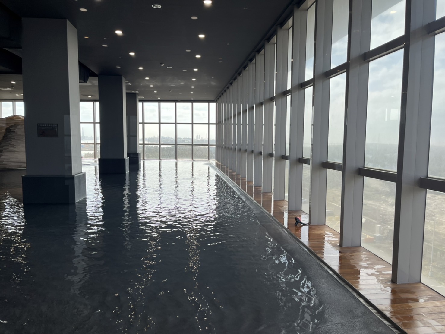 中部首座水族館【台中海洋館】-梧棲觀光漁港旁的親子景點，五層樓高，設有全台首座涉水體驗區。多元視角，沉浸式的參觀體驗。