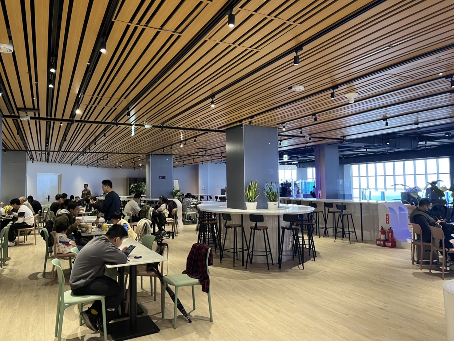 中部首座水族館【台中海洋館】-梧棲觀光漁港旁的親子景點，五層樓高，設有全台首座涉水體驗區。多元視角，沉浸式的參觀體驗。