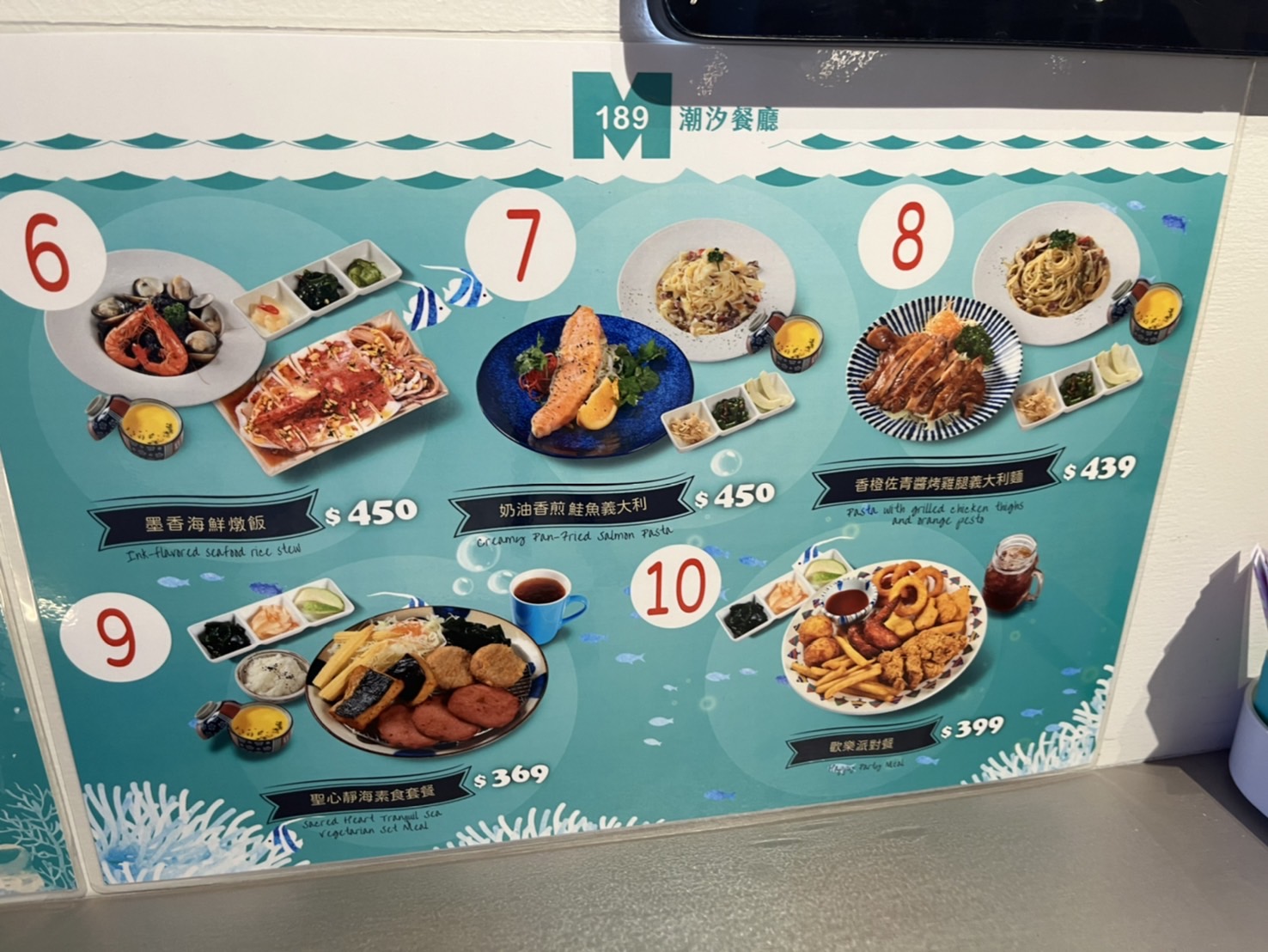 中部首座水族館【台中海洋館】-梧棲觀光漁港旁的親子景點，五層樓高，設有全台首座涉水體驗區。多元視角，沉浸式的參觀體驗。