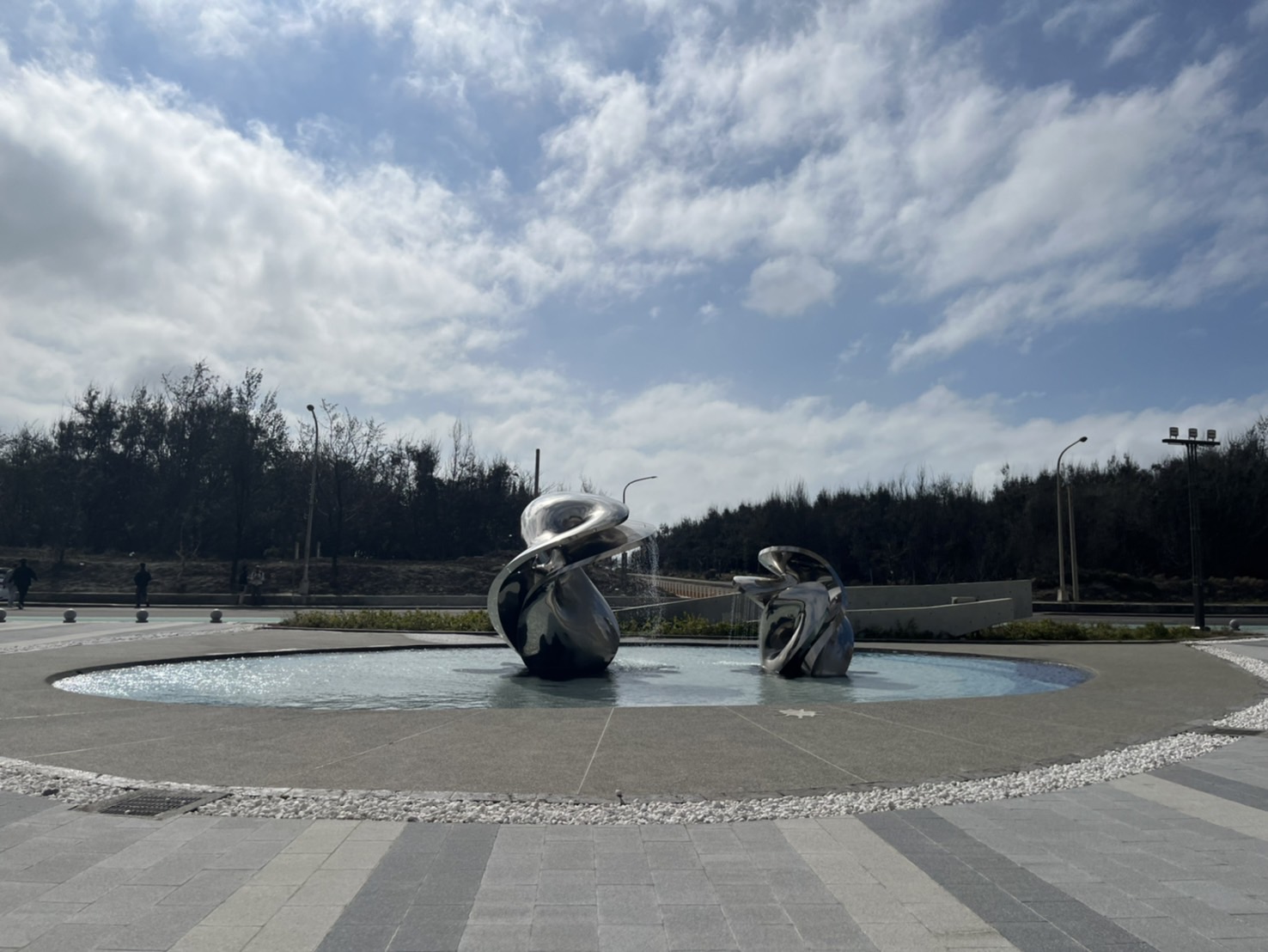 中部首座水族館【台中海洋館】-梧棲觀光漁港旁的親子景點，五層樓高，設有全台首座涉水體驗區。多元視角，沉浸式的參觀體驗。