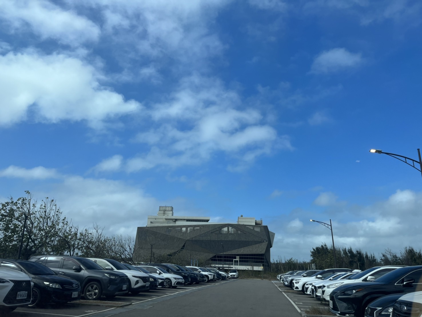 中部首座水族館【台中海洋館】-梧棲觀光漁港旁的親子景點，五層樓高，設有全台首座涉水體驗區。多元視角，沉浸式的參觀體驗。