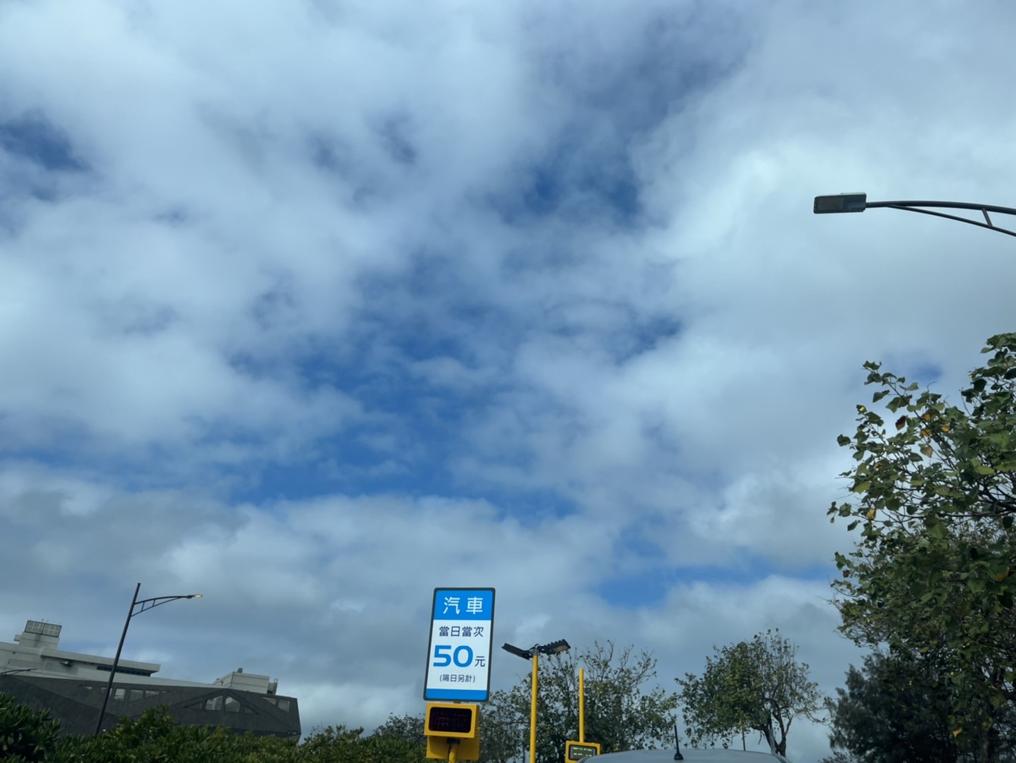 中部首座水族館【台中海洋館】-梧棲觀光漁港旁的親子景點，五層樓高，設有全台首座涉水體驗區。多元視角，沉浸式的參觀體驗。