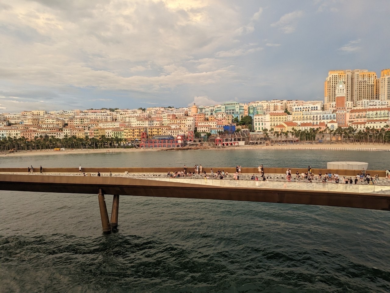 越南富國島必玩【太陽世界香島水上樂園】搭乘世界最長的跨海纜車,暢遊主題樂園。坐嘟嘟車來趟日落小鎮巡禮,親吻之橋賞夕陽。 - 第26張圖 越南富國島必玩【太陽世界香島水上樂園】搭乘世界最長的跨海纜車,暢遊主題樂園。坐嘟嘟車來趟日落小鎮巡禮,親吻之橋賞夕陽。