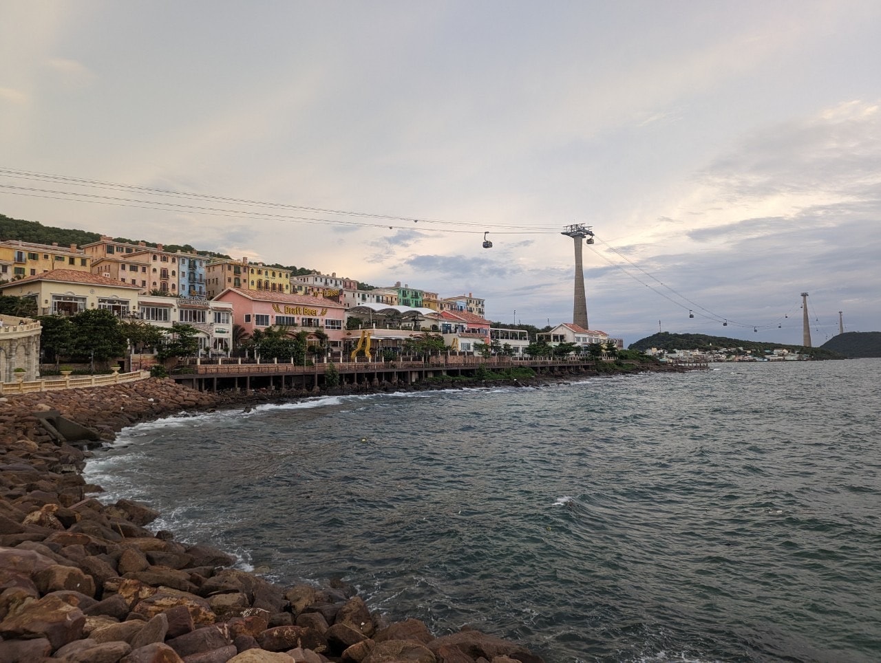 越南富國島必玩【太陽世界香島水上樂園】搭乘世界最長的跨海纜車,暢遊主題樂園。坐嘟嘟車來趟日落小鎮巡禮,親吻之橋賞夕陽。 - 第25張圖 越南富國島必玩【太陽世界香島水上樂園】搭乘世界最長的跨海纜車,暢遊主題樂園。坐嘟嘟車來趟日落小鎮巡禮,親吻之橋賞夕陽。