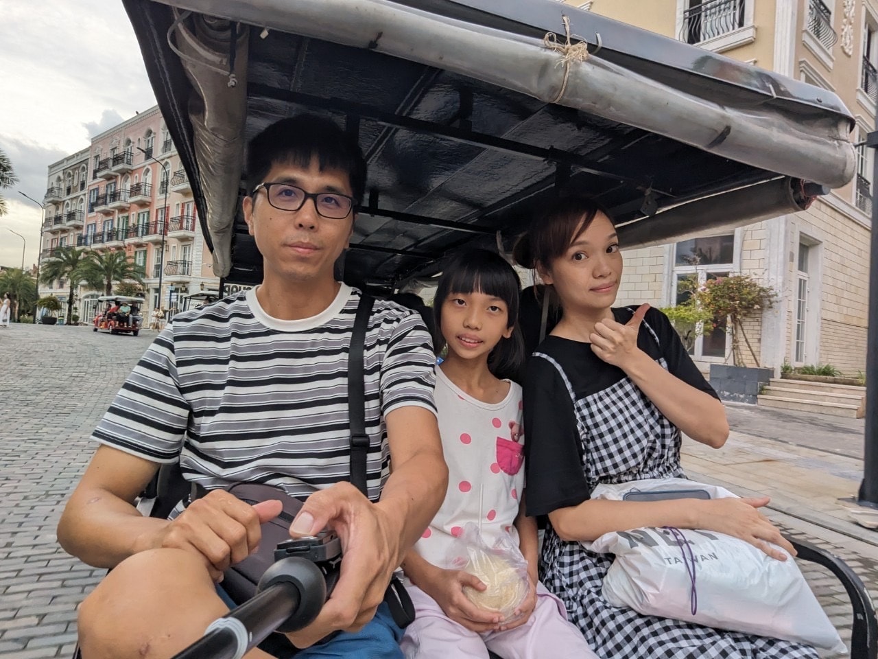 越南富國島必玩【太陽世界香島水上樂園】搭乘世界最長的跨海纜車,暢遊主題樂園。坐嘟嘟車來趟日落小鎮巡禮,親吻之橋賞夕陽。 - 第22張圖 越南富國島必玩【太陽世界香島水上樂園】搭乘世界最長的跨海纜車,暢遊主題樂園。坐嘟嘟車來趟日落小鎮巡禮,親吻之橋賞夕陽。