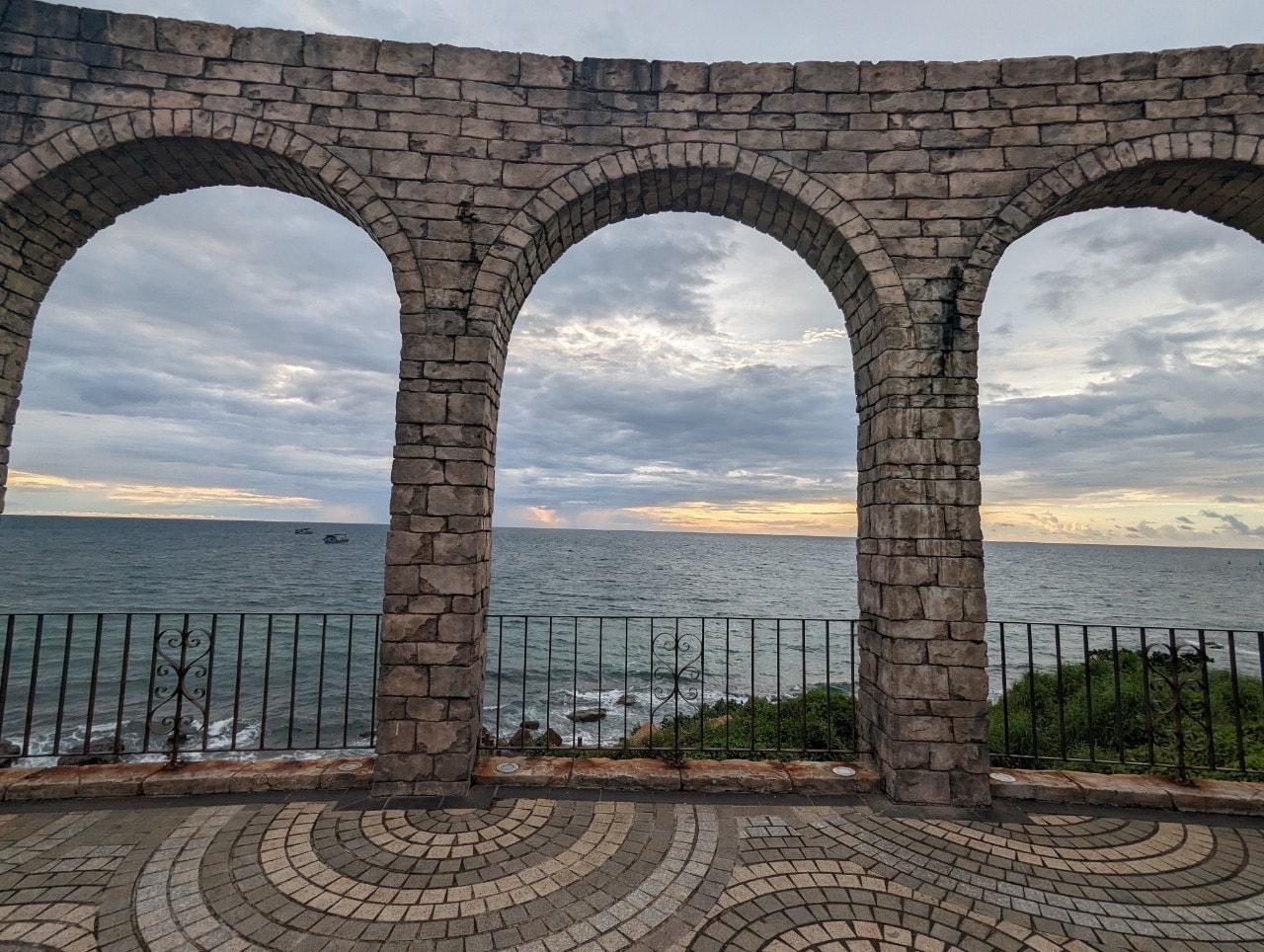 越南富國島必玩【太陽世界香島水上樂園】搭乘世界最長的跨海纜車,暢遊主題樂園。坐嘟嘟車來趟日落小鎮巡禮,親吻之橋賞夕陽。 - 第21張圖 越南富國島必玩【太陽世界香島水上樂園】搭乘世界最長的跨海纜車,暢遊主題樂園。坐嘟嘟車來趟日落小鎮巡禮,親吻之橋賞夕陽。