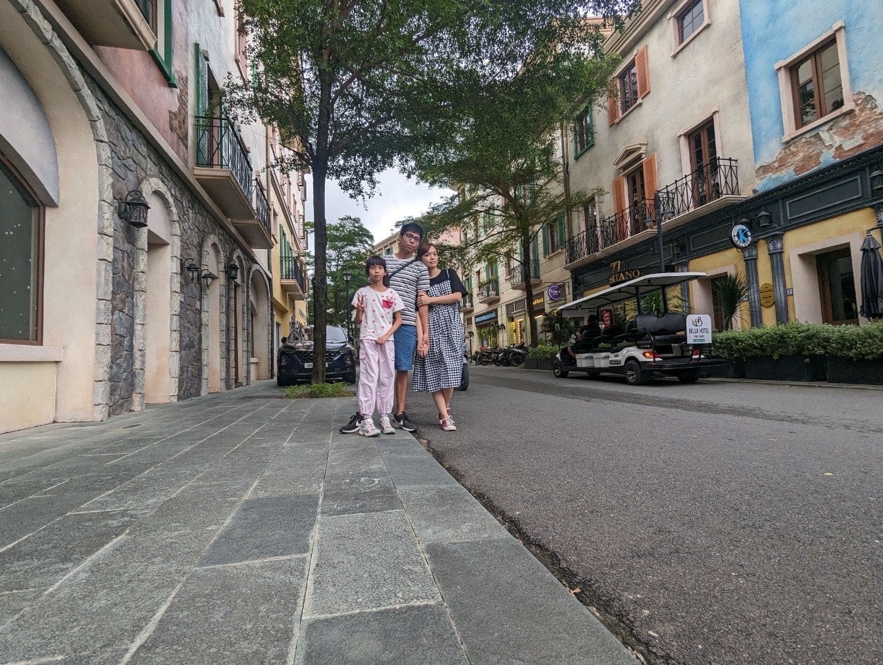 越南富國島必玩【太陽世界香島水上樂園】搭乘世界最長的跨海纜車,暢遊主題樂園。坐嘟嘟車來趟日落小鎮巡禮,親吻之橋賞夕陽。 - 第24張圖 越南富國島必玩【太陽世界香島水上樂園】搭乘世界最長的跨海纜車,暢遊主題樂園。坐嘟嘟車來趟日落小鎮巡禮,親吻之橋賞夕陽。
