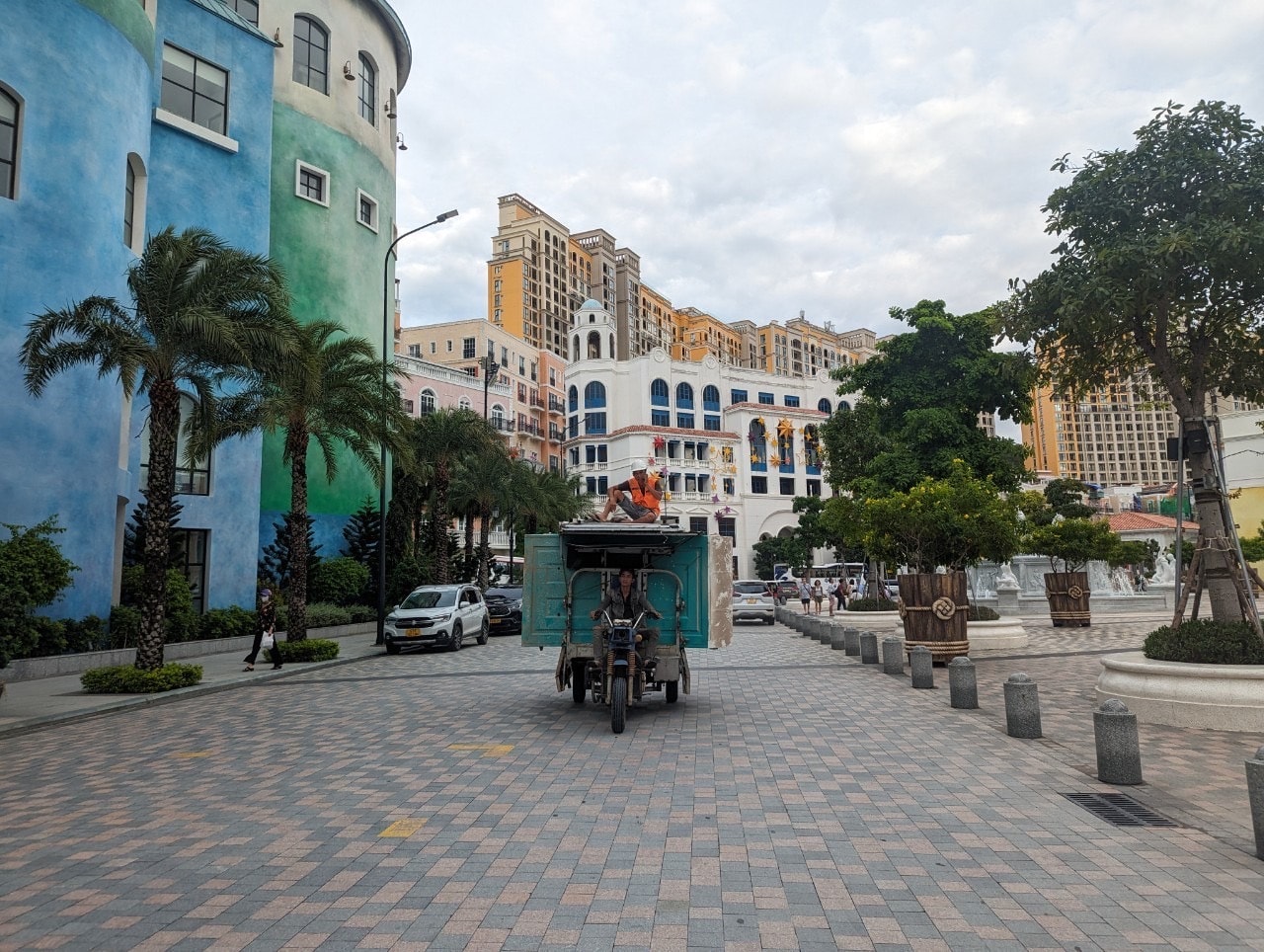 越南富國島必玩【太陽世界香島水上樂園】搭乘世界最長的跨海纜車,暢遊主題樂園。坐嘟嘟車來趟日落小鎮巡禮,親吻之橋賞夕陽。 - 第23張圖 越南富國島必玩【太陽世界香島水上樂園】搭乘世界最長的跨海纜車,暢遊主題樂園。坐嘟嘟車來趟日落小鎮巡禮,親吻之橋賞夕陽。