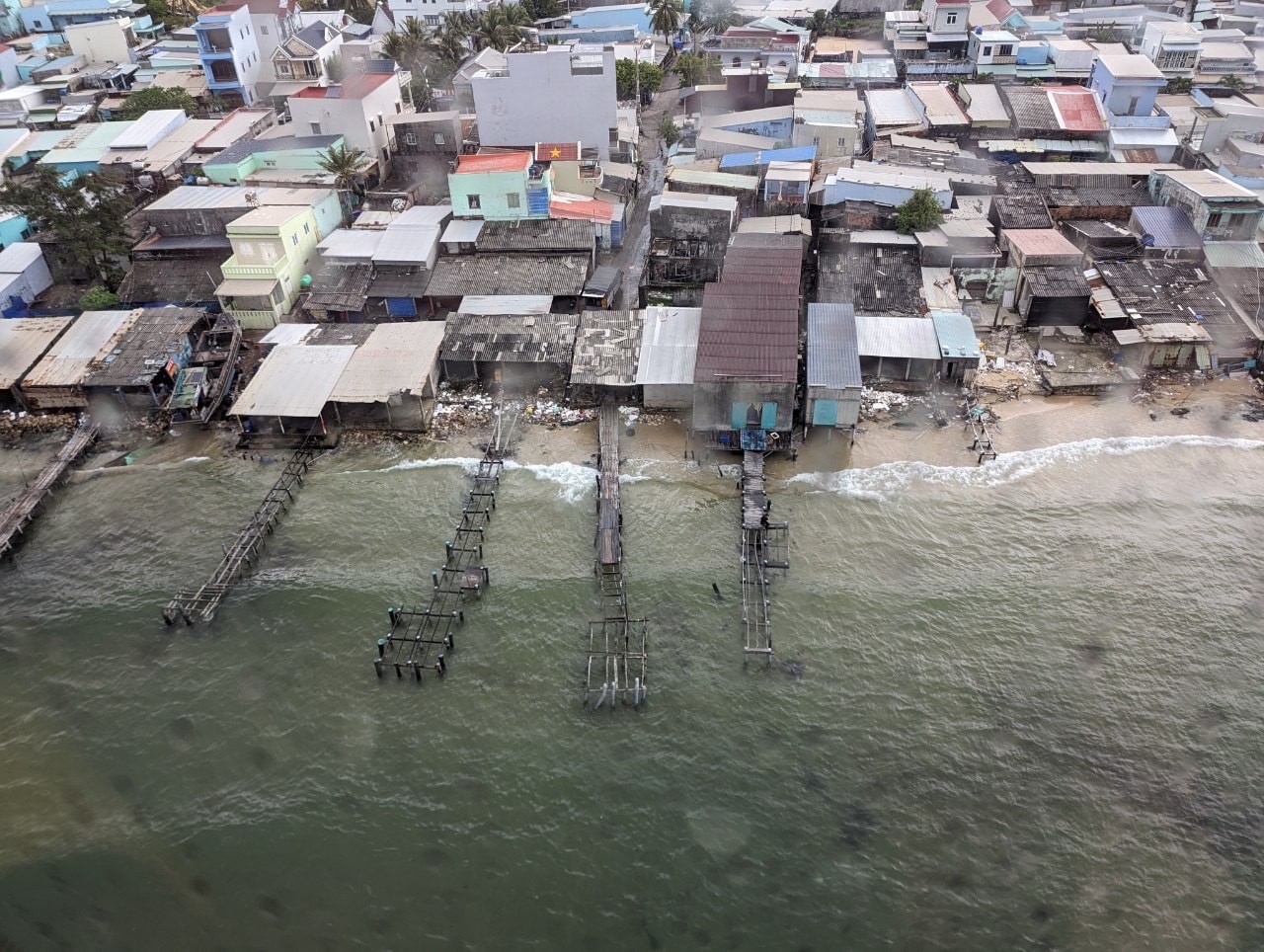 越南富國島必玩【太陽世界香島水上樂園】搭乘世界最長的跨海纜車,暢遊主題樂園。坐嘟嘟車來趟日落小鎮巡禮,親吻之橋賞夕陽。 - 第15張圖 越南富國島必玩【太陽世界香島水上樂園】搭乘世界最長的跨海纜車,暢遊主題樂園。坐嘟嘟車來趟日落小鎮巡禮,親吻之橋賞夕陽。