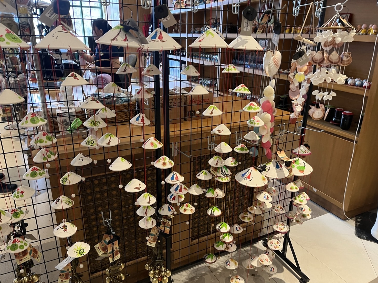 越南富國島必玩【太陽世界香島水上樂園】搭乘世界最長的跨海纜車,暢遊主題樂園。坐嘟嘟車來趟日落小鎮巡禮,親吻之橋賞夕陽。 - 第17張圖 越南富國島必玩【太陽世界香島水上樂園】搭乘世界最長的跨海纜車,暢遊主題樂園。坐嘟嘟車來趟日落小鎮巡禮,親吻之橋賞夕陽。