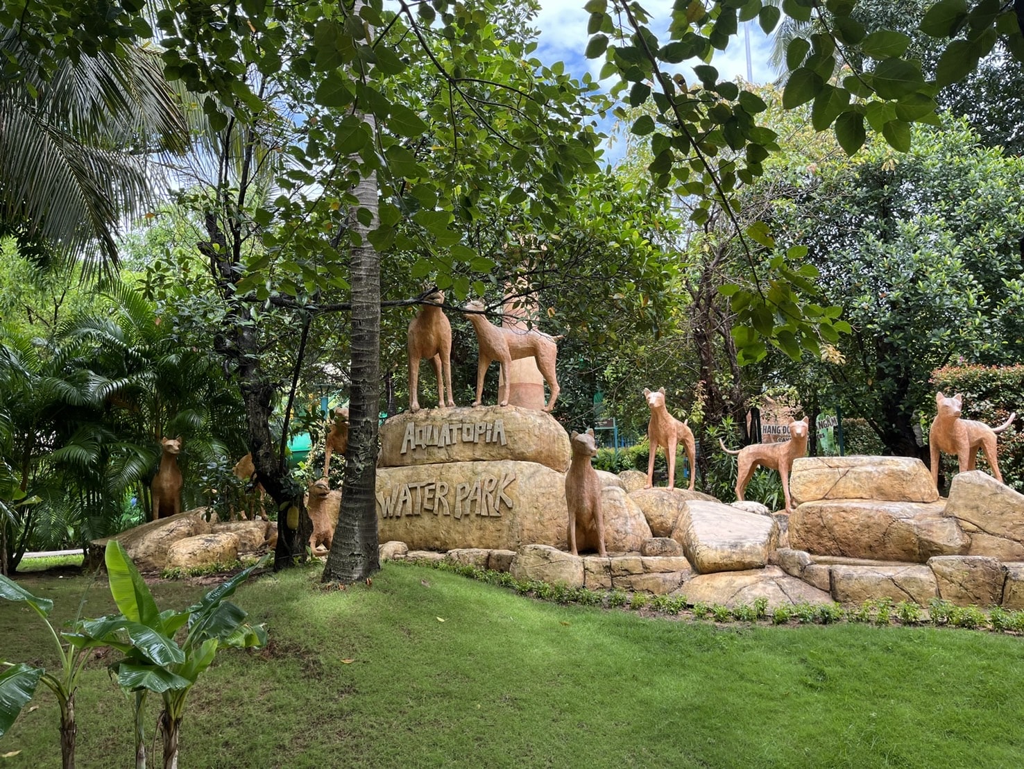 越南富國島必玩【太陽世界香島水上樂園】搭乘世界最長的跨海纜車,暢遊主題樂園。坐嘟嘟車來趟日落小鎮巡禮,親吻之橋賞夕陽。 - 第9張圖 越南富國島必玩【太陽世界香島水上樂園】搭乘世界最長的跨海纜車,暢遊主題樂園。坐嘟嘟車來趟日落小鎮巡禮,親吻之橋賞夕陽。