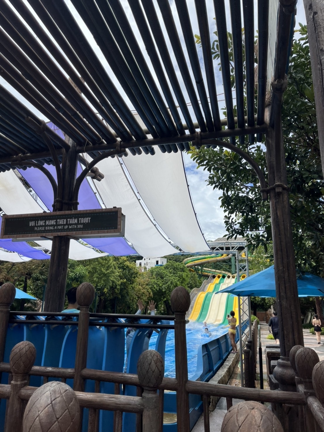 越南富國島必玩【太陽世界香島水上樂園】搭乘世界最長的跨海纜車,暢遊主題樂園。坐嘟嘟車來趟日落小鎮巡禮,親吻之橋賞夕陽。 - 第8張圖 越南富國島必玩【太陽世界香島水上樂園】搭乘世界最長的跨海纜車,暢遊主題樂園。坐嘟嘟車來趟日落小鎮巡禮,親吻之橋賞夕陽。