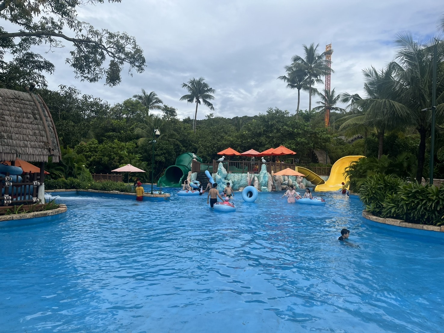 越南富國島必玩【太陽世界香島水上樂園】搭乘世界最長的跨海纜車,暢遊主題樂園。坐嘟嘟車來趟日落小鎮巡禮,親吻之橋賞夕陽。 - 第7張圖 越南富國島必玩【太陽世界香島水上樂園】搭乘世界最長的跨海纜車,暢遊主題樂園。坐嘟嘟車來趟日落小鎮巡禮,親吻之橋賞夕陽。