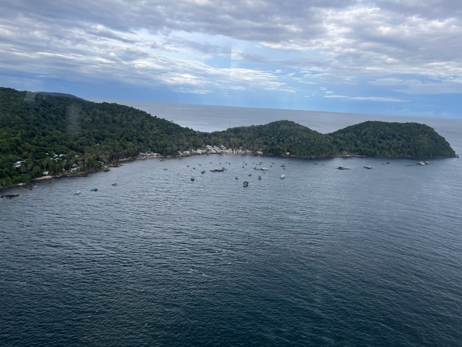越南富國島必玩【太陽世界香島水上樂園】搭乘世界最長的跨海纜車,暢遊主題樂園。坐嘟嘟車來趟日落小鎮巡禮,親吻之橋賞夕陽。 - 第12張圖 越南富國島必玩【太陽世界香島水上樂園】搭乘世界最長的跨海纜車,暢遊主題樂園。坐嘟嘟車來趟日落小鎮巡禮,親吻之橋賞夕陽。