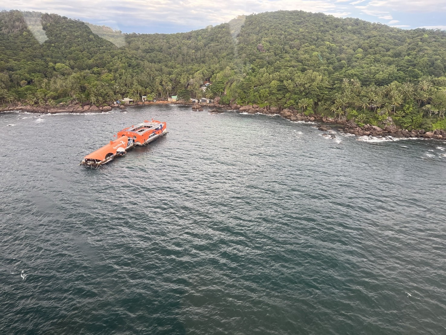 越南富國島必玩【太陽世界香島水上樂園】搭乘世界最長的跨海纜車,暢遊主題樂園。坐嘟嘟車來趟日落小鎮巡禮,親吻之橋賞夕陽。 - 第13張圖 越南富國島必玩【太陽世界香島水上樂園】搭乘世界最長的跨海纜車,暢遊主題樂園。坐嘟嘟車來趟日落小鎮巡禮,親吻之橋賞夕陽。