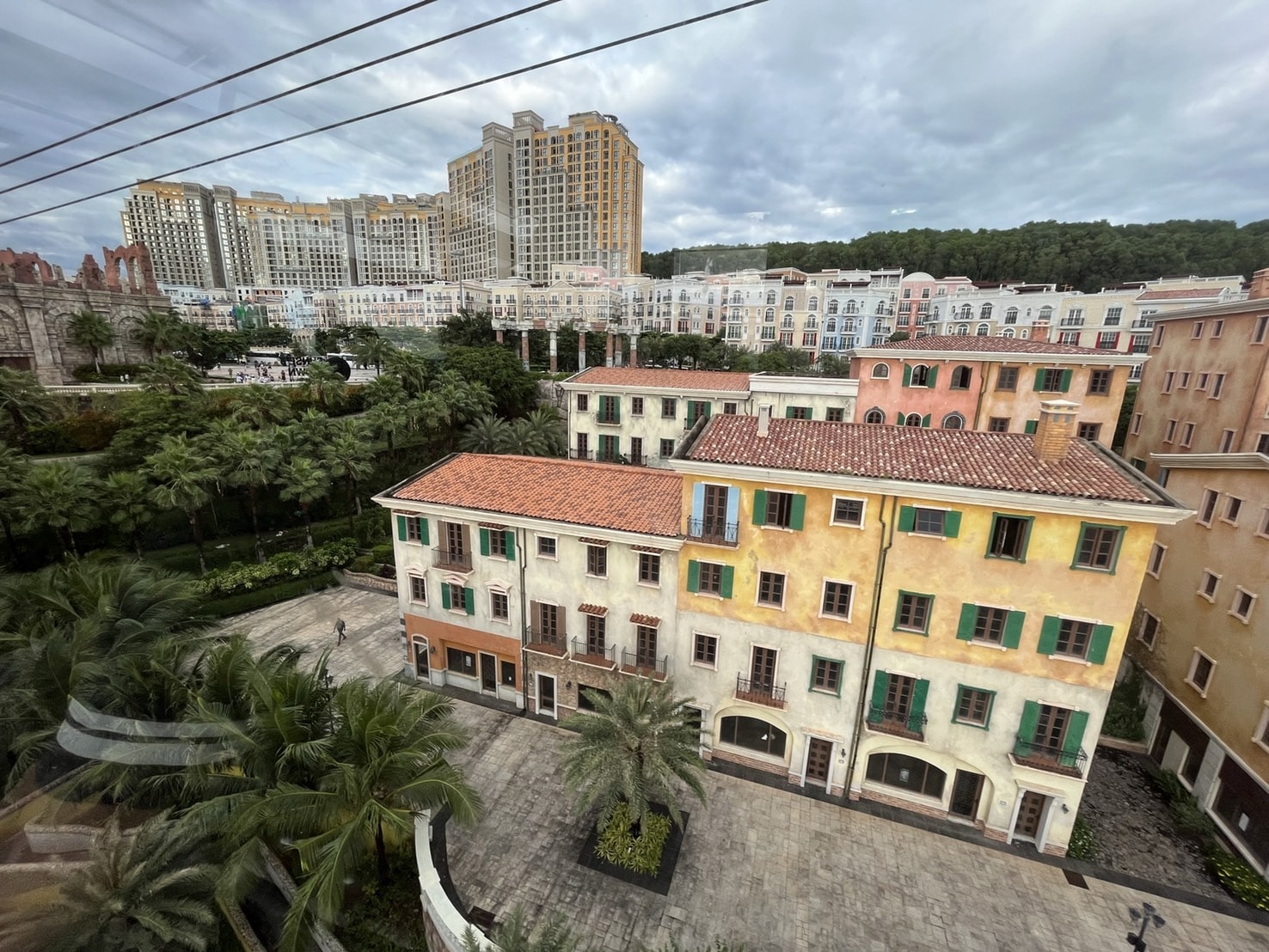 越南富國島必玩【太陽世界香島水上樂園】搭乘世界最長的跨海纜車,暢遊主題樂園。坐嘟嘟車來趟日落小鎮巡禮,親吻之橋賞夕陽。 - 第14張圖 越南富國島必玩【太陽世界香島水上樂園】搭乘世界最長的跨海纜車,暢遊主題樂園。坐嘟嘟車來趟日落小鎮巡禮,親吻之橋賞夕陽。