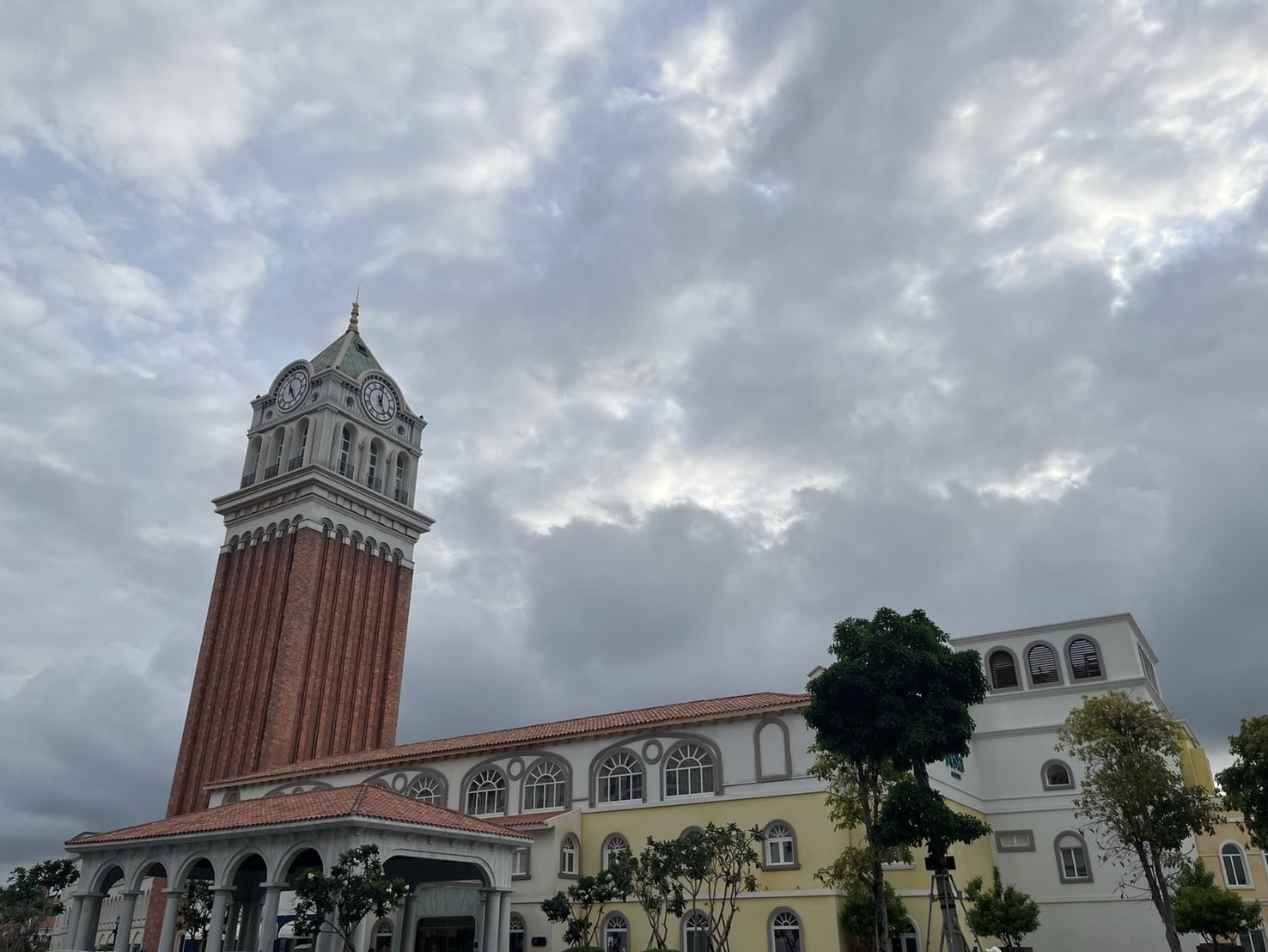 越南富國島必玩【太陽世界香島水上樂園】搭乘世界最長的跨海纜車,暢遊主題樂園。坐嘟嘟車來趟日落小鎮巡禮,親吻之橋賞夕陽。 - 第19張圖 越南富國島必玩【太陽世界香島水上樂園】搭乘世界最長的跨海纜車,暢遊主題樂園。坐嘟嘟車來趟日落小鎮巡禮,親吻之橋賞夕陽。