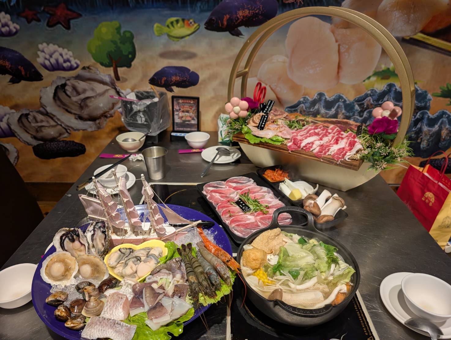 台中大甲火鍋【瘋鍋日式涮涮鍋 大甲總店】平價火烤兩吃，CP值超高，回頭客很多。內用白飯熱食、飲料冰品吃到飽。推薦浮誇宮廷六品盛合烤肉盤，霸氣必點!