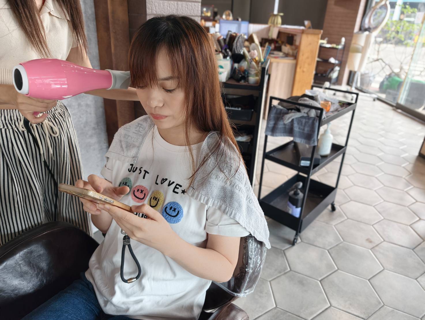 台中南區髮廊【雅頓髮型 台中美村店】洗髮、護髮加造型的療癒行程，一個半小時輕鬆完成。髮尾不再像稻草，找回頭髮的光澤感。