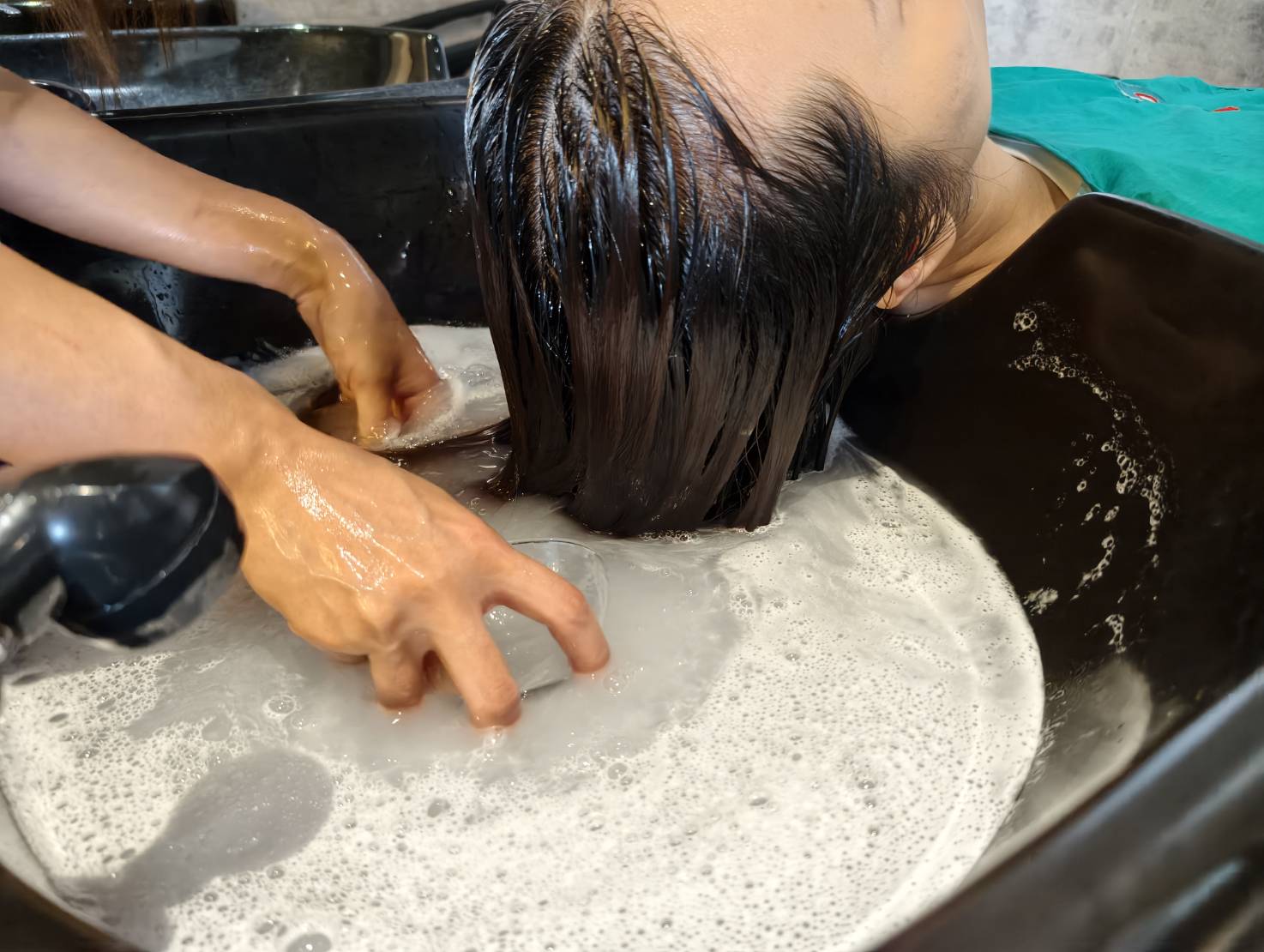 台中南區髮廊【雅頓髮型 台中美村店】洗髮、護髮加造型的療癒行程，一個半小時輕鬆完成。髮尾不再像稻草，找回頭髮的光澤感。