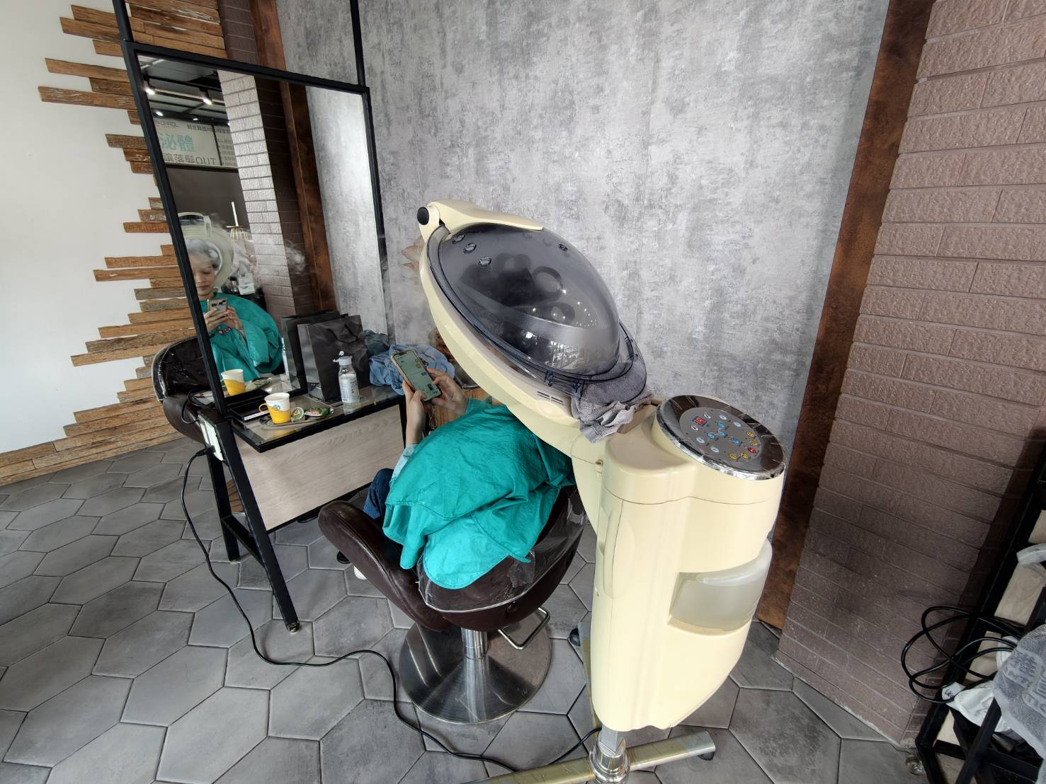 台中南區髮廊【雅頓髮型 台中美村店】洗髮、護髮加造型的療癒行程，一個半小時輕鬆完成。髮尾不再像稻草，找回頭髮的光澤感。